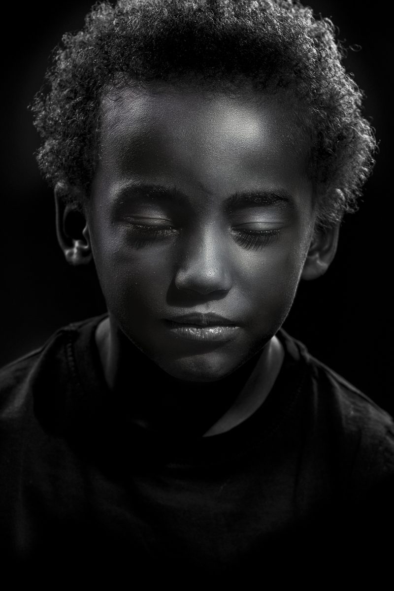Portrait enfant noir et blanc lumière sculpture — Arnaud Chapelle Photographe