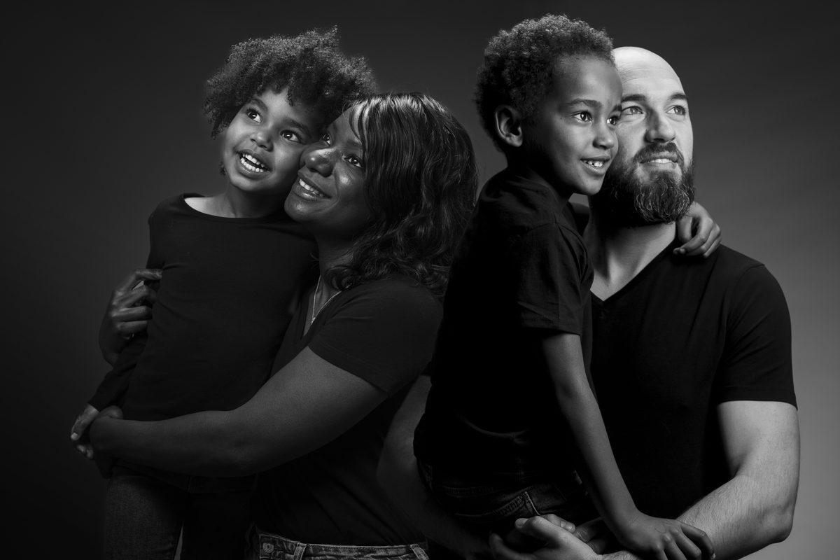 Portrait famille studio noir et blanc — Arnaud Chapelle Photographe