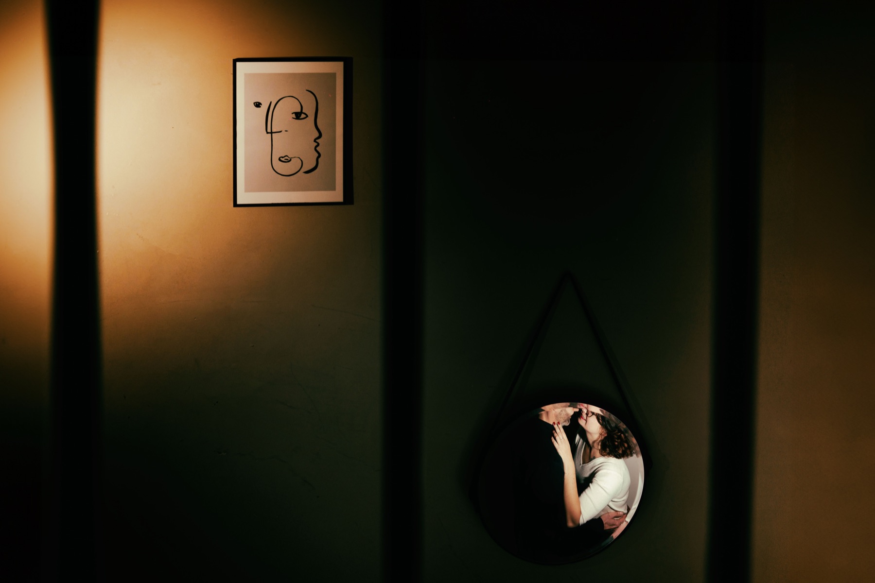 Séance couple graphique en ville — architecture et lumière — Arnaud Chapelle