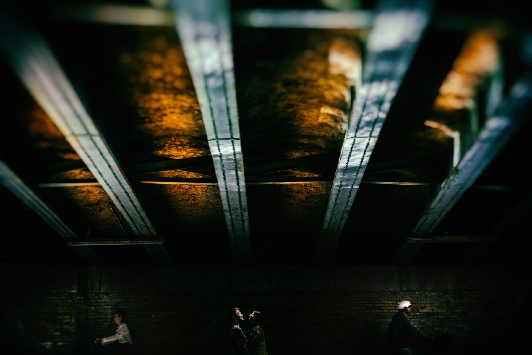 Photo de couple cinématographique en ville — Urban Love — Arnaud Chapelle