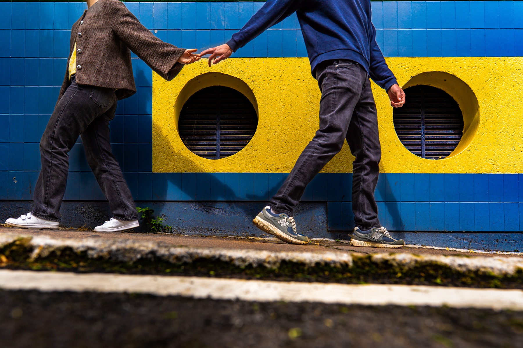 Séance photo de couple en ville — style cinématique et graphique — Urban Love par Arnaud Chapelle