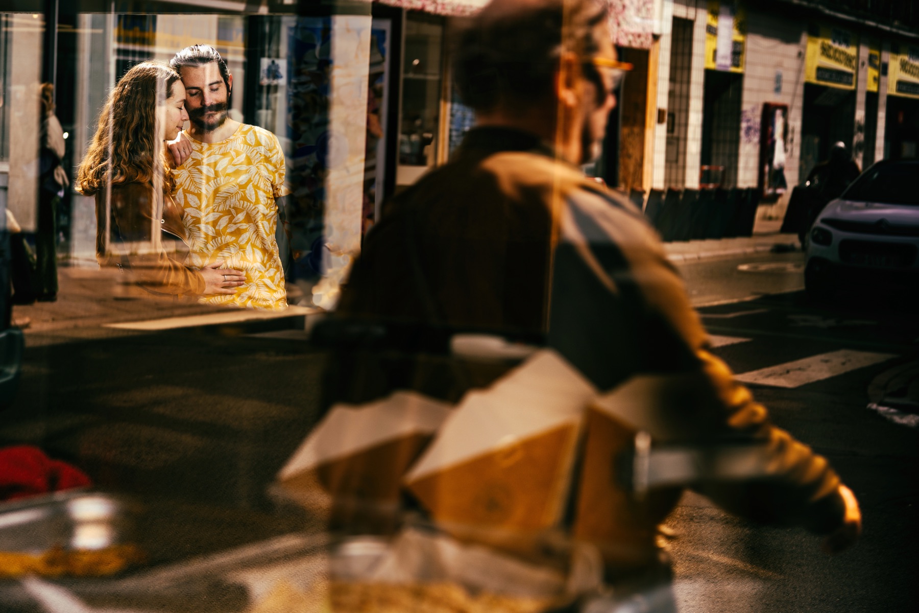 Séance couple graphique en ville — architecture et lumière — Arnaud Chapelle