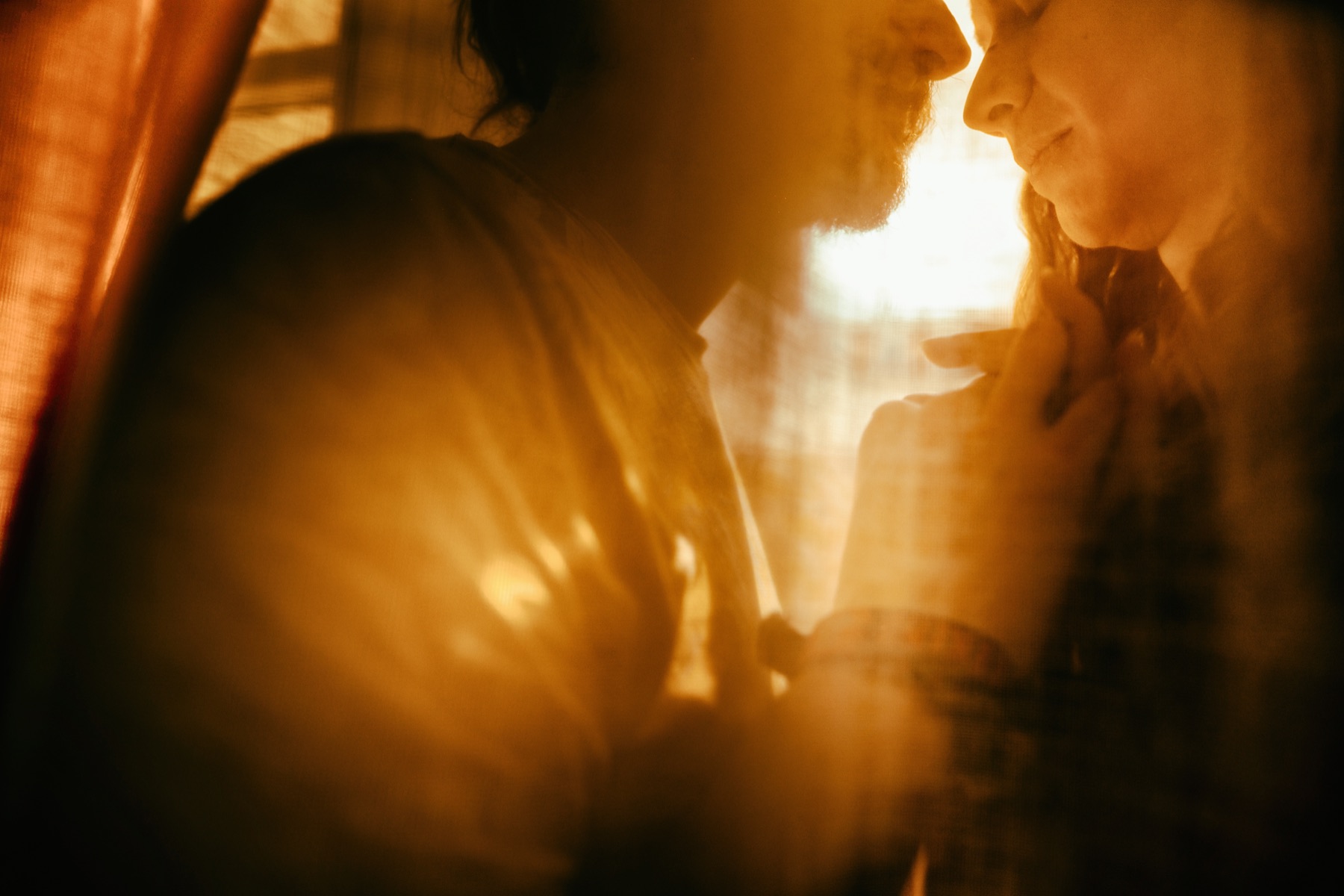 Séance engagement urbaine — couple dans la ville — Arnaud Chapelle