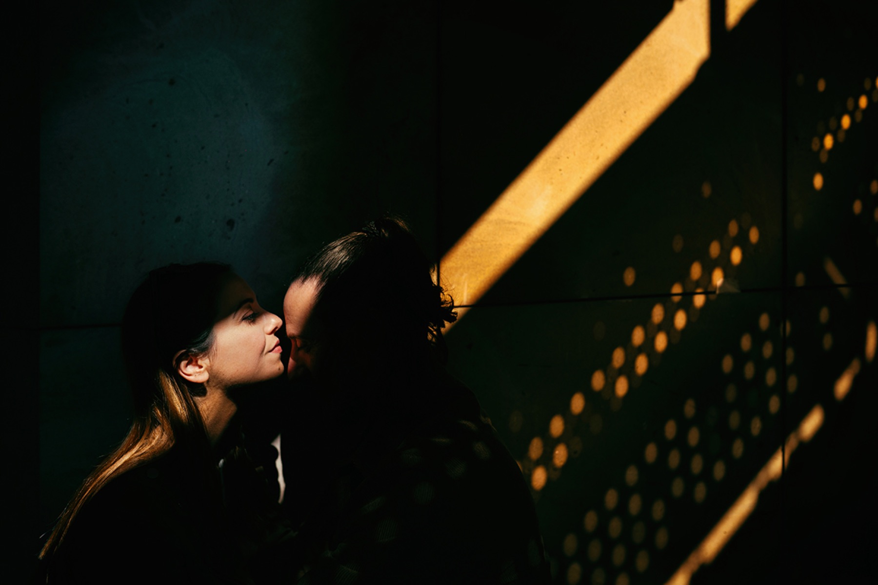 Séance photo de couple en ville — style cinématique et graphique — Urban Love par Arnaud Chapelle