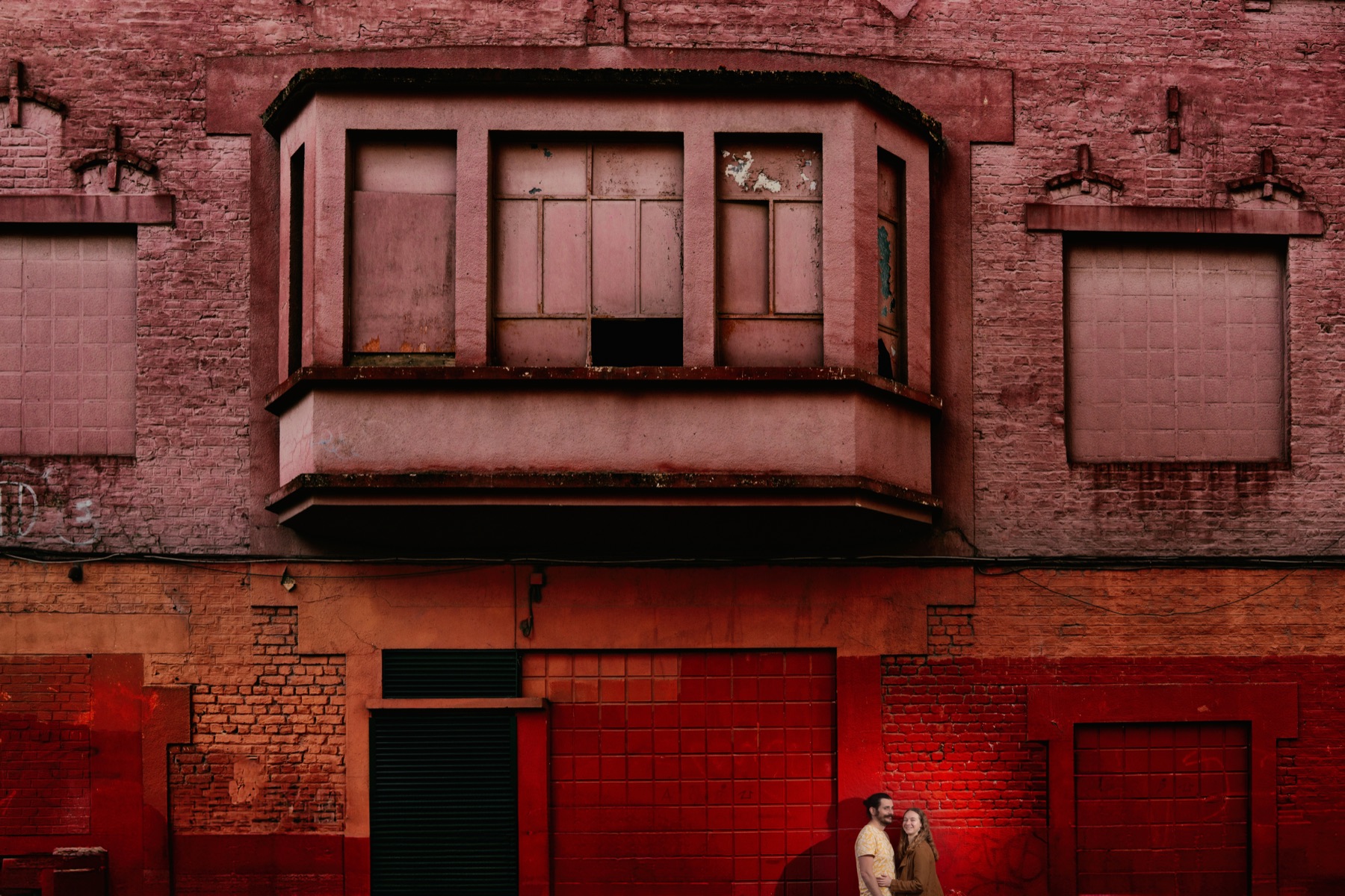 Séance photo de couple en ville — style cinématique et graphique — Urban Love par Arnaud Chapelle