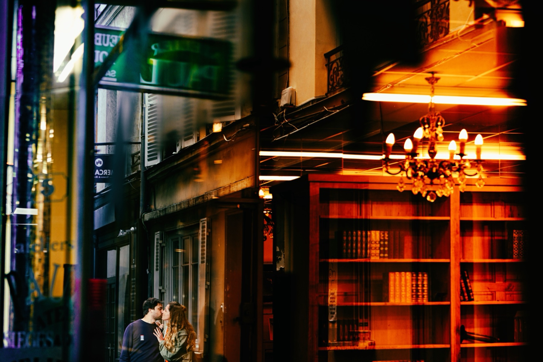 Séance photo de couple en ville — style cinématique et graphique — Urban Love par Arnaud Chapelle